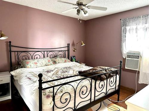 1102 3 Avenue, Wainwright, AB - Indoor Photo Showing Bedroom