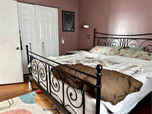 1102 3 Avenue, Wainwright, AB - Indoor Photo Showing Bedroom