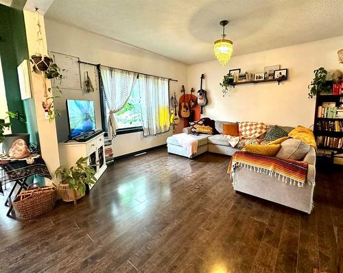 1102 3 Avenue, Wainwright, AB - Indoor Photo Showing Living Room