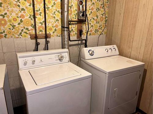 4739 53 Street, Innisfree, AB - Indoor Photo Showing Laundry Room