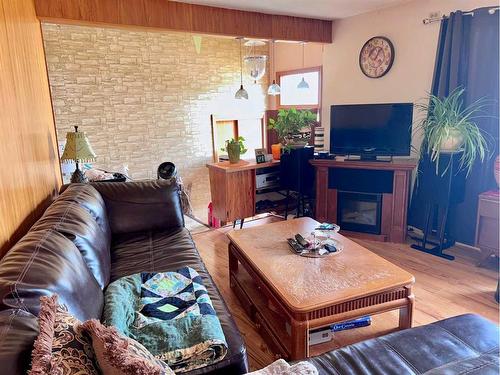 4739 53 Street, Innisfree, AB - Indoor Photo Showing Living Room