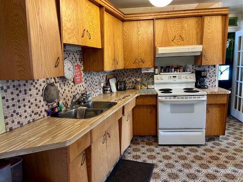 4739 53 Street, Innisfree, AB - Indoor Photo Showing Kitchen With Double Sink