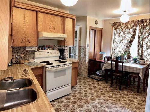 4739 53 Street, Innisfree, AB - Indoor Photo Showing Kitchen With Double Sink