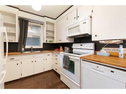 5414 48 Street, Lloydminster, AB - Indoor Photo Showing Kitchen With Double Sink