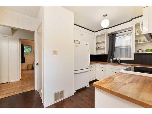 5414 48 Street, Lloydminster, AB - Indoor Photo Showing Kitchen With Double Sink