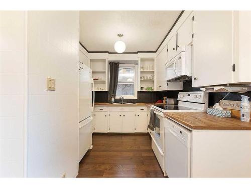 5414 48 Street, Lloydminster, AB - Indoor Photo Showing Kitchen With Double Sink