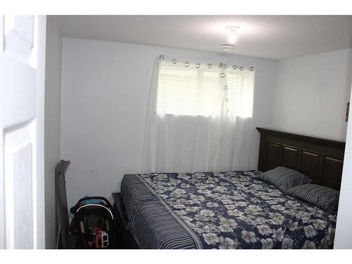 16-3390 72 Avenue, Lloydminster, AB - Indoor Photo Showing Bedroom