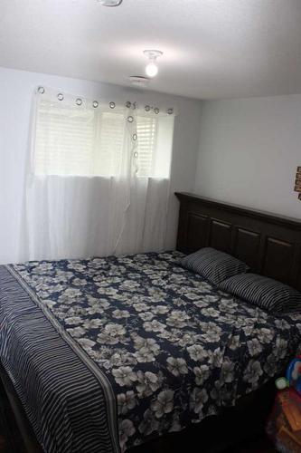 16-3390 72Nd Avenue, Lloydminster, AB - Indoor Photo Showing Bedroom