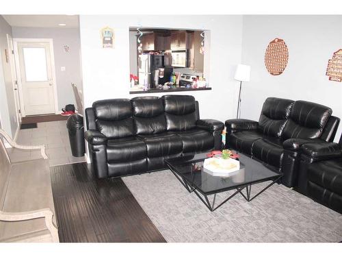 16-3390 72Nd Avenue, Lloydminster, AB - Indoor Photo Showing Living Room