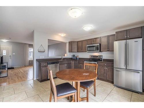 32-1809 47 Avenue, Lloydminster, SK - Indoor Photo Showing Kitchen With Stainless Steel Kitchen