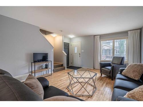 32-1809 47 Avenue, Lloydminster, SK - Indoor Photo Showing Living Room