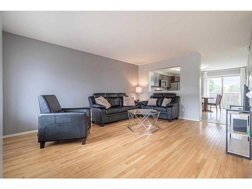 32-1809 47 Avenue, Lloydminster, SK - Indoor Photo Showing Living Room