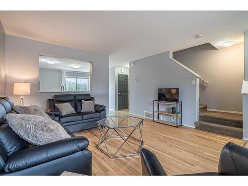 32-1809 47 Avenue, Lloydminster, SK - Indoor Photo Showing Living Room