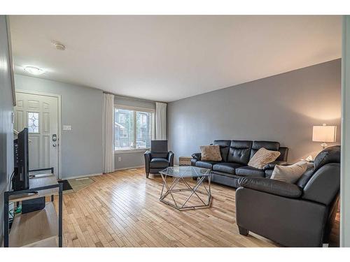 32-1809 47 Avenue, Lloydminster, SK - Indoor Photo Showing Living Room