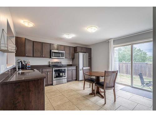 32-1809 47 Avenue, Lloydminster, SK - Indoor Photo Showing Kitchen With Stainless Steel Kitchen