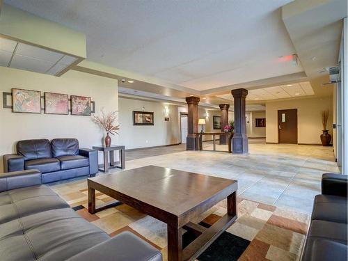 109-4102 69 Avenue, Lloydminster, AB - Indoor Photo Showing Living Room