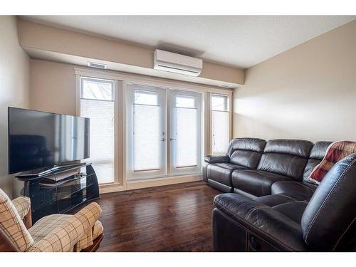 109-4102 69 Avenue, Lloydminster, AB - Indoor Photo Showing Living Room