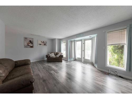 21 Silver Willow Estates 12 Cherry Lane Rr13, Rural Vermilion River, County Of, AB - Indoor Photo Showing Living Room