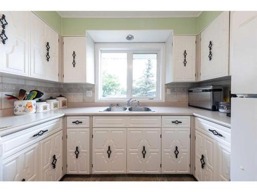 2909 47 Avenue, Lloydminster, SK - Indoor Photo Showing Kitchen With Double Sink