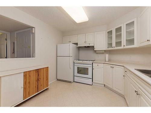 202-5120 48 Street, Lloydminster, AB - Indoor Photo Showing Kitchen