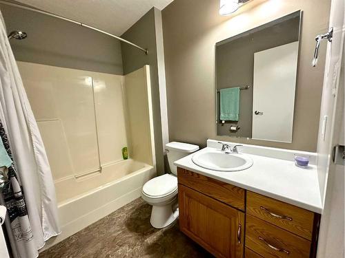 1805 10 Avenue, Wainwright, AB - Indoor Photo Showing Bathroom