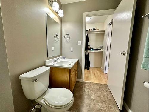 1805 10 Avenue, Wainwright, AB - Indoor Photo Showing Bathroom