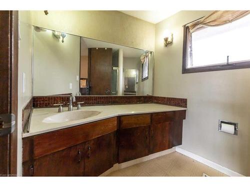 10 Centennial Drive, Lloydminster, AB - Indoor Photo Showing Bathroom