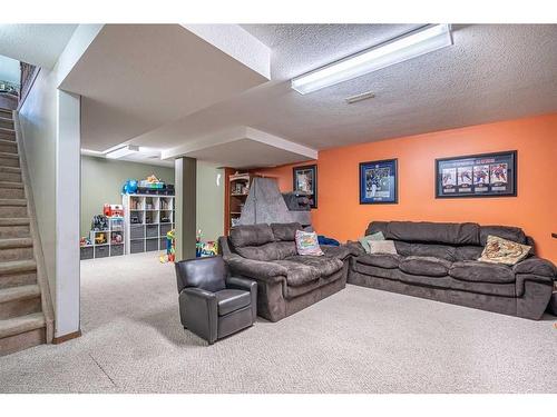 109 1 Street, Lashburn, SK - Indoor Photo Showing Living Room