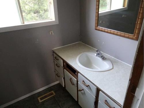 5012 51 Street, Mannville, AB - Indoor Photo Showing Bathroom