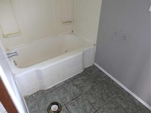 5012 51 Street, Mannville, AB - Indoor Photo Showing Bathroom