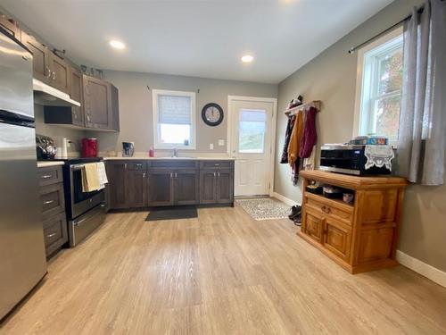 8 Rydberg Street, Hughenden, AB - Indoor Photo Showing Kitchen