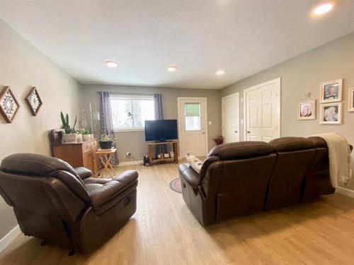 8 Rydberg Street, Hughenden, AB - Indoor Photo Showing Living Room