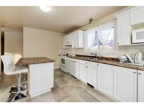 5724 47 Street, Lloydminster, AB - Indoor Photo Showing Kitchen With Double Sink