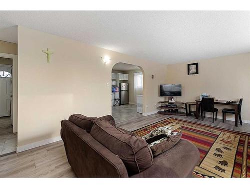 5724 47 Street, Lloydminster, AB - Indoor Photo Showing Living Room