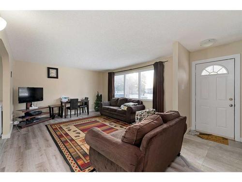 5724 47 Street, Lloydminster, AB - Indoor Photo Showing Living Room