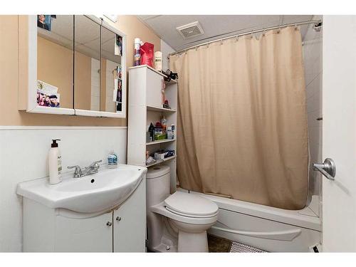 5617 46 Street, Lloydminster, AB - Indoor Photo Showing Bathroom