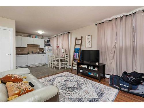 5617 46 Street, Lloydminster, AB - Indoor Photo Showing Living Room