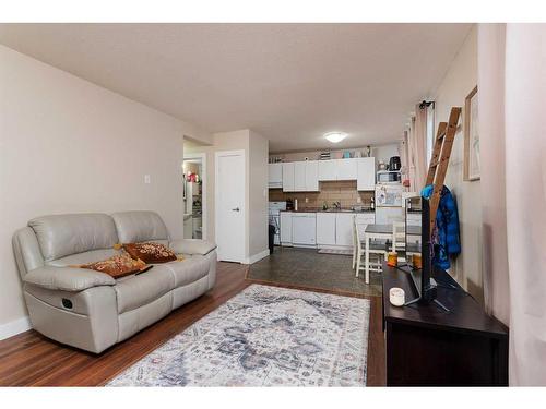 5617 46 Street, Lloydminster, AB - Indoor Photo Showing Living Room