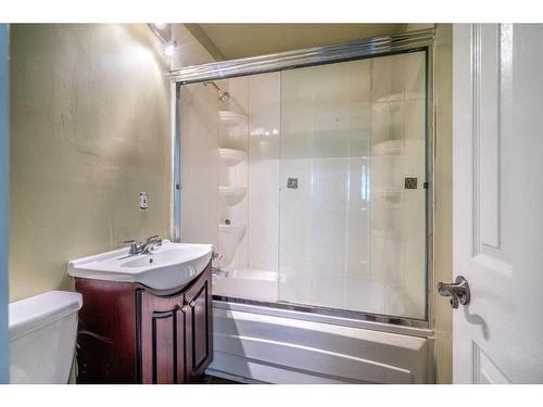 5220 46 Street, Lloydminster, AB - Indoor Photo Showing Bathroom