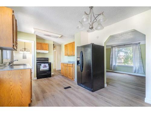 5220 46 Street, Lloydminster, AB - Indoor Photo Showing Kitchen