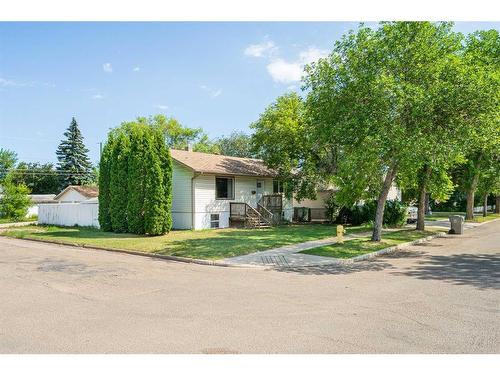 5220 46 Street, Lloydminster, AB - Outdoor