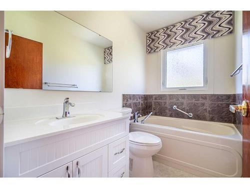 5416 47 Street, Lloydminster, AB - Indoor Photo Showing Bathroom