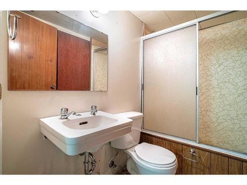 5416 47 Street, Lloydminster, AB - Indoor Photo Showing Bathroom