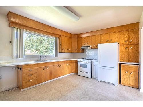 5416 47 Street, Lloydminster, AB - Indoor Photo Showing Kitchen