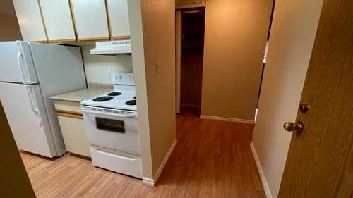 202-3002 56 Avenue, Lloydminster, AB - Indoor Photo Showing Kitchen