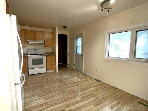 3009 51B Avenue, Lloydminster, AB - Indoor Photo Showing Kitchen