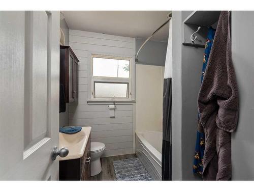 5619 50 Street, Lloydminster, AB - Indoor Photo Showing Bathroom