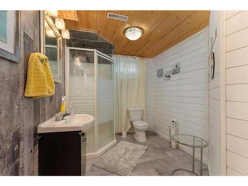 5619 50 Street, Lloydminster, AB - Indoor Photo Showing Bathroom