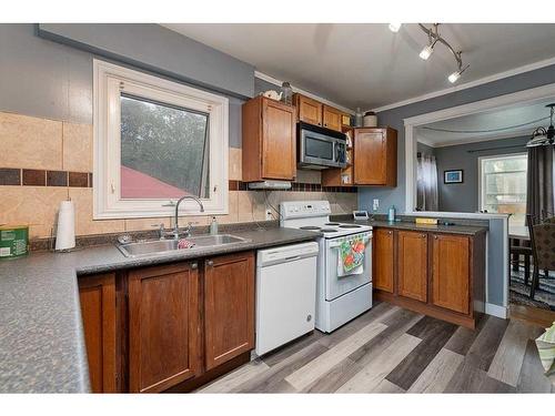 5619 50 Street, Lloydminster, AB - Indoor Photo Showing Kitchen With Double Sink