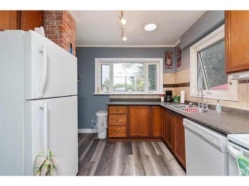 5619 50 Street, Lloydminster, AB - Indoor Photo Showing Kitchen With Double Sink